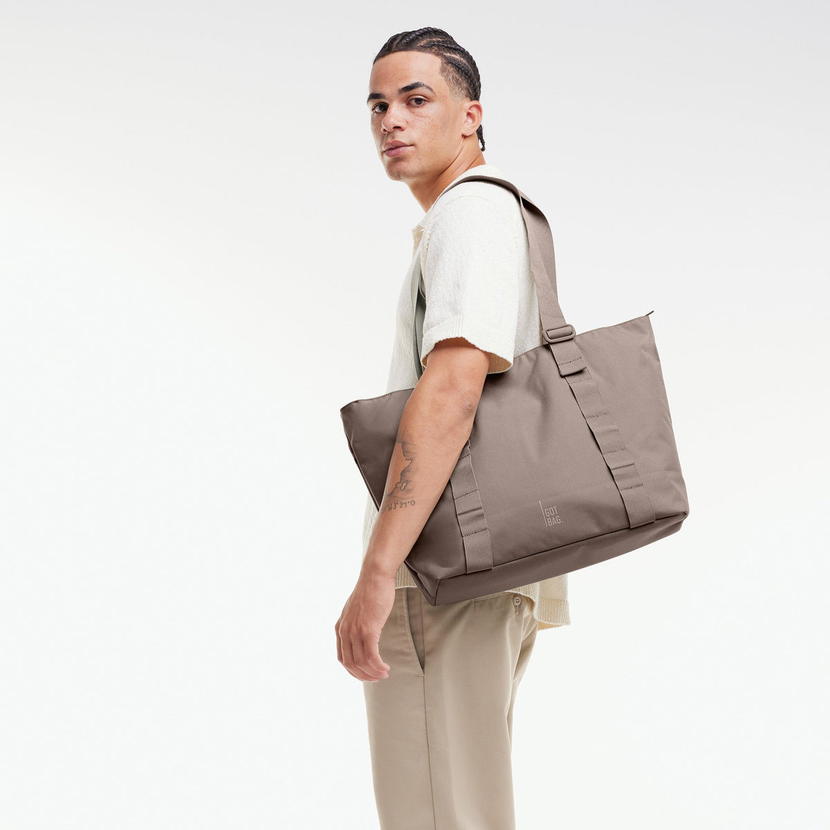 GOT BAG Tote Bag Monochrome Tragetasche in Taupe (oyster), von einem Mann über der Schulter getragen