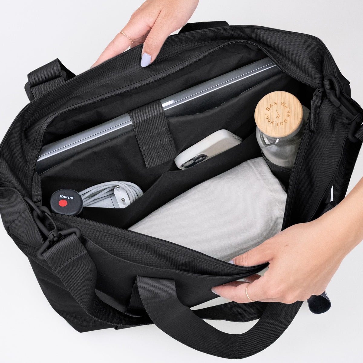 GOT BAG Tote Bag Monochrome Tragetasche in Schwarz, von einer Frau geöffnet, mit Laptop, Handy und Flasche