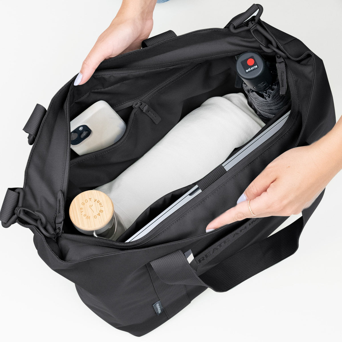 GOT BAG Tote Bag Monochrome Tragetasche in Schwarz, von einer Frau geöffnet, Blick in den aufgeräumten Innenraum