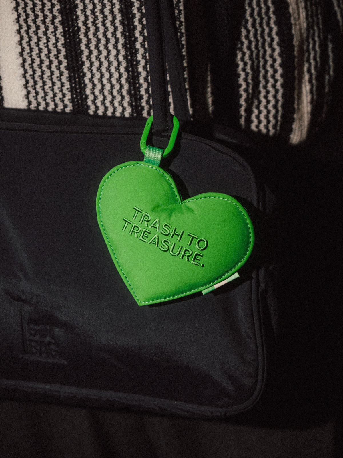 GOT BAG Treasure Charm Herzanhänger in Grün (leaf sheep), mit Schriftzug Trash to Treasure an einer Tasche