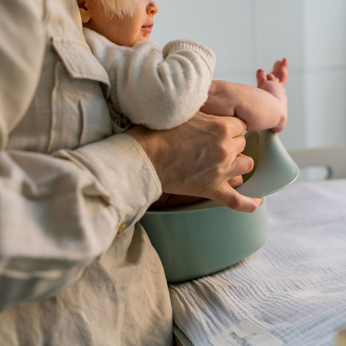 Abhaltetöpfchen für Babys Aquamarin von Kindsgut – Anwendungsbild 2