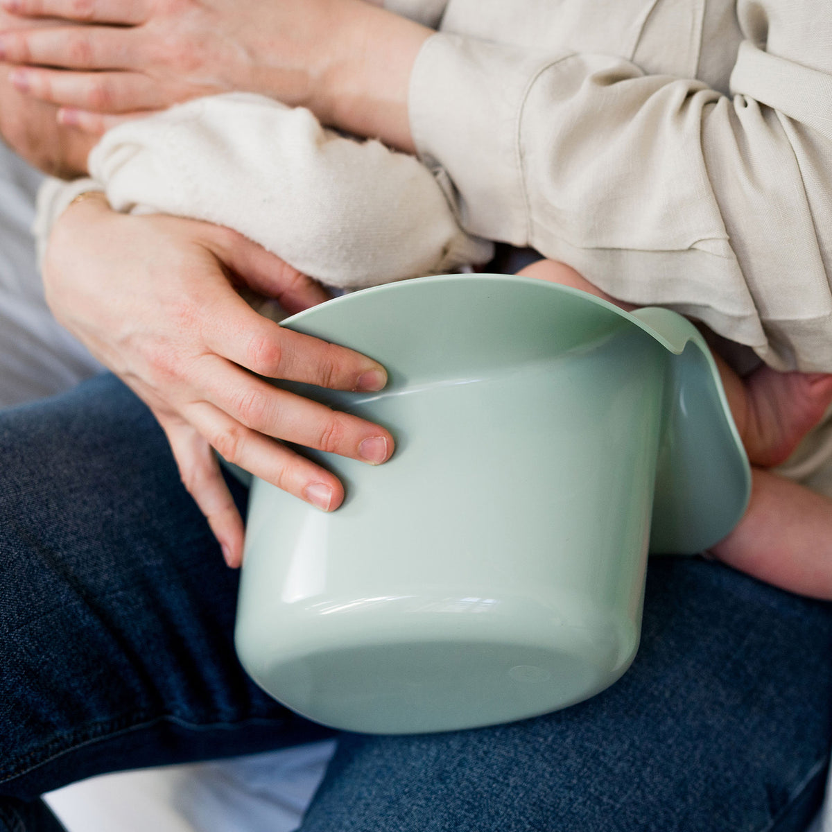 Abhaltetöpfchen für Babys Aquamarin von Kindsgut – Anwendungsbild 4