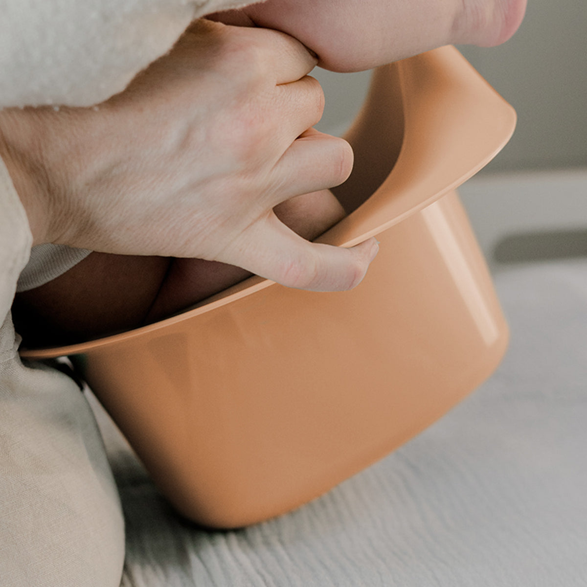 Abhaltetöpfchen für Babys Peach von Kindsgut – Anwendungsbild 3