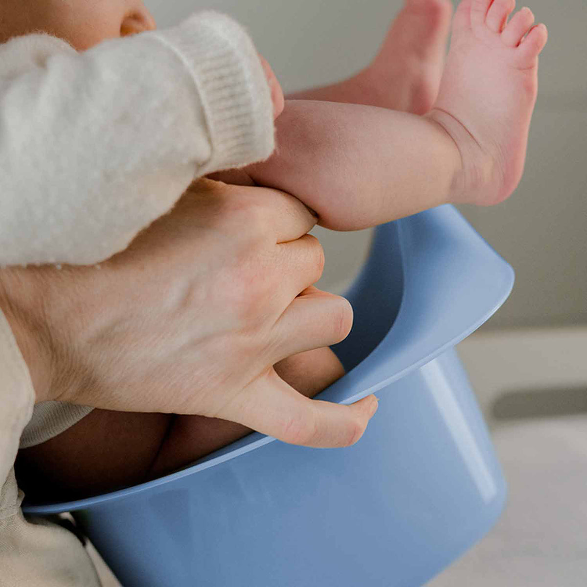 Abhaltetöpfchen für Babys Taubenblau von Kindsgut – Anwendungsbild 3