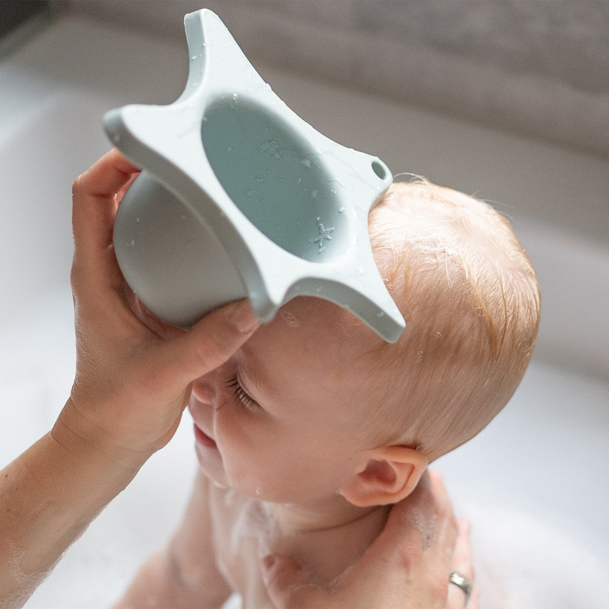 Duschhilfe für Babys & Kleinkinder Hellblau von Kindsgut – Anwendungsbild 3