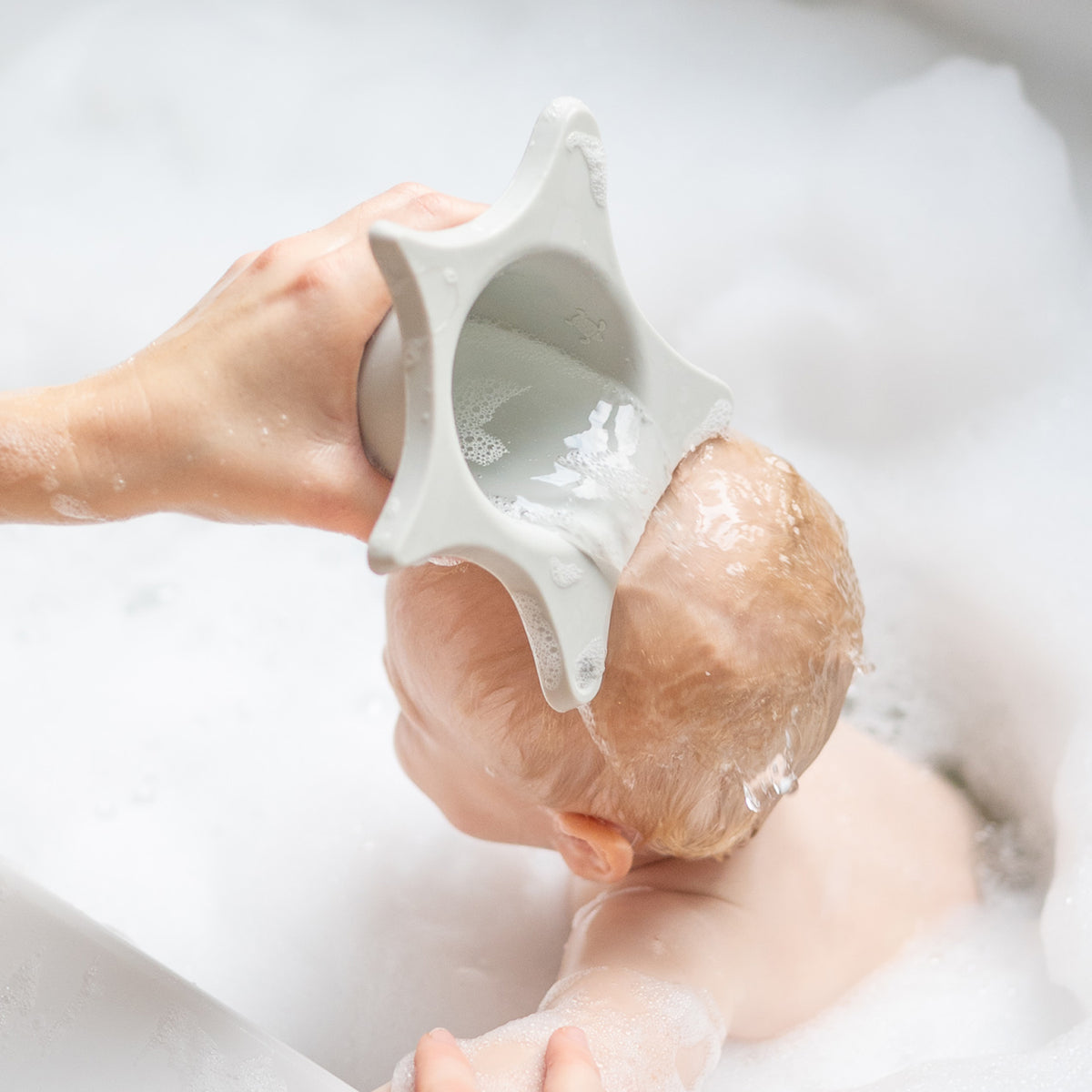 Duschhilfe für Babys & Kleinkinder Hellgrau von Kindsgut – Anwendungsbild 3