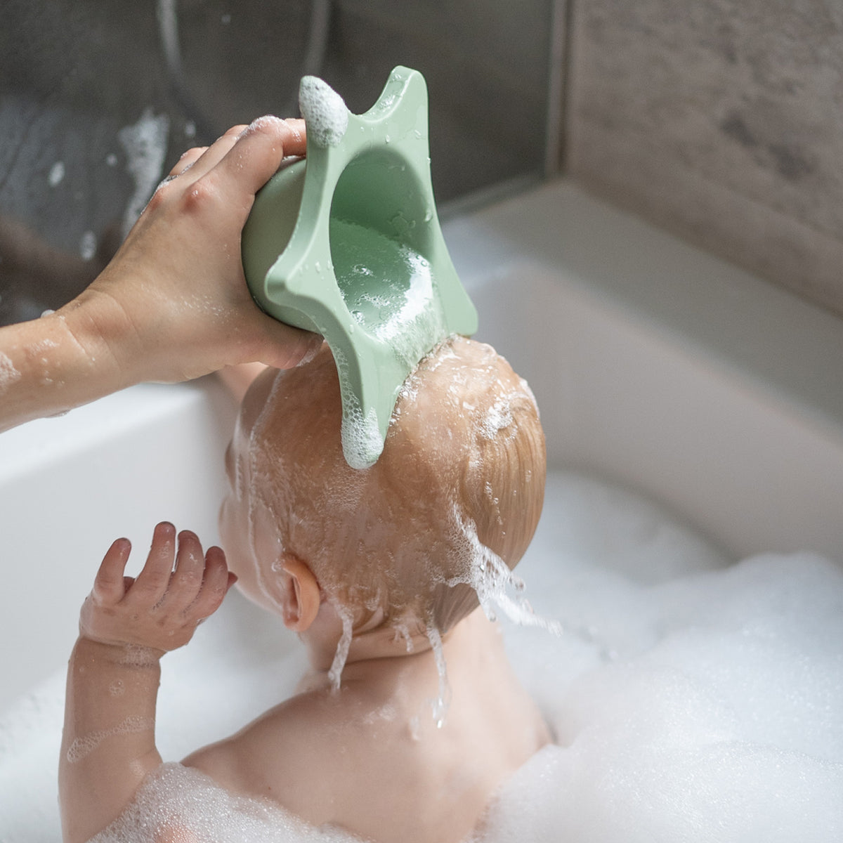 Duschhilfe für Babys & Kleinkinder Pistazie von Kindsgut – Anwendungsbild 3
