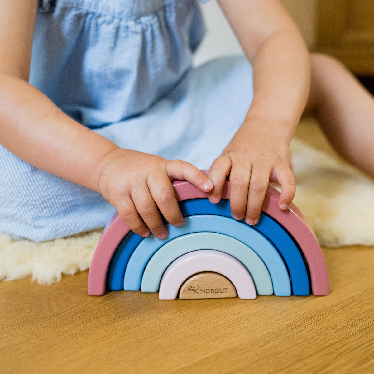 Stapel-Regenbogen aus Holz von Kindsgut – Anwendungsbild 3