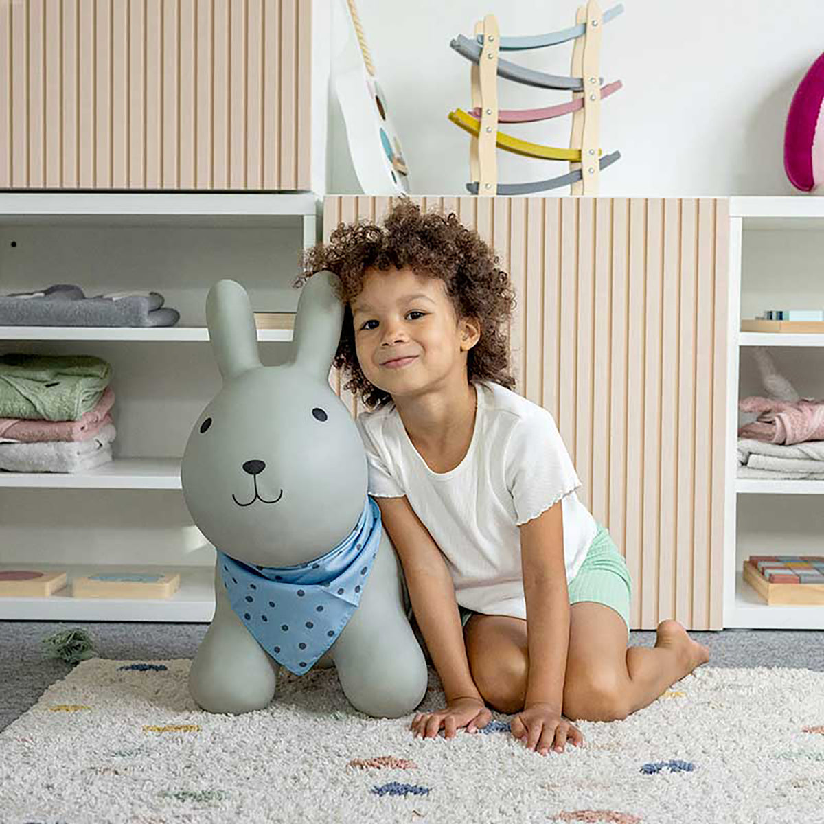 Hüpftier für Kinder Hase von Kindsgut – Anwendungsbild 4