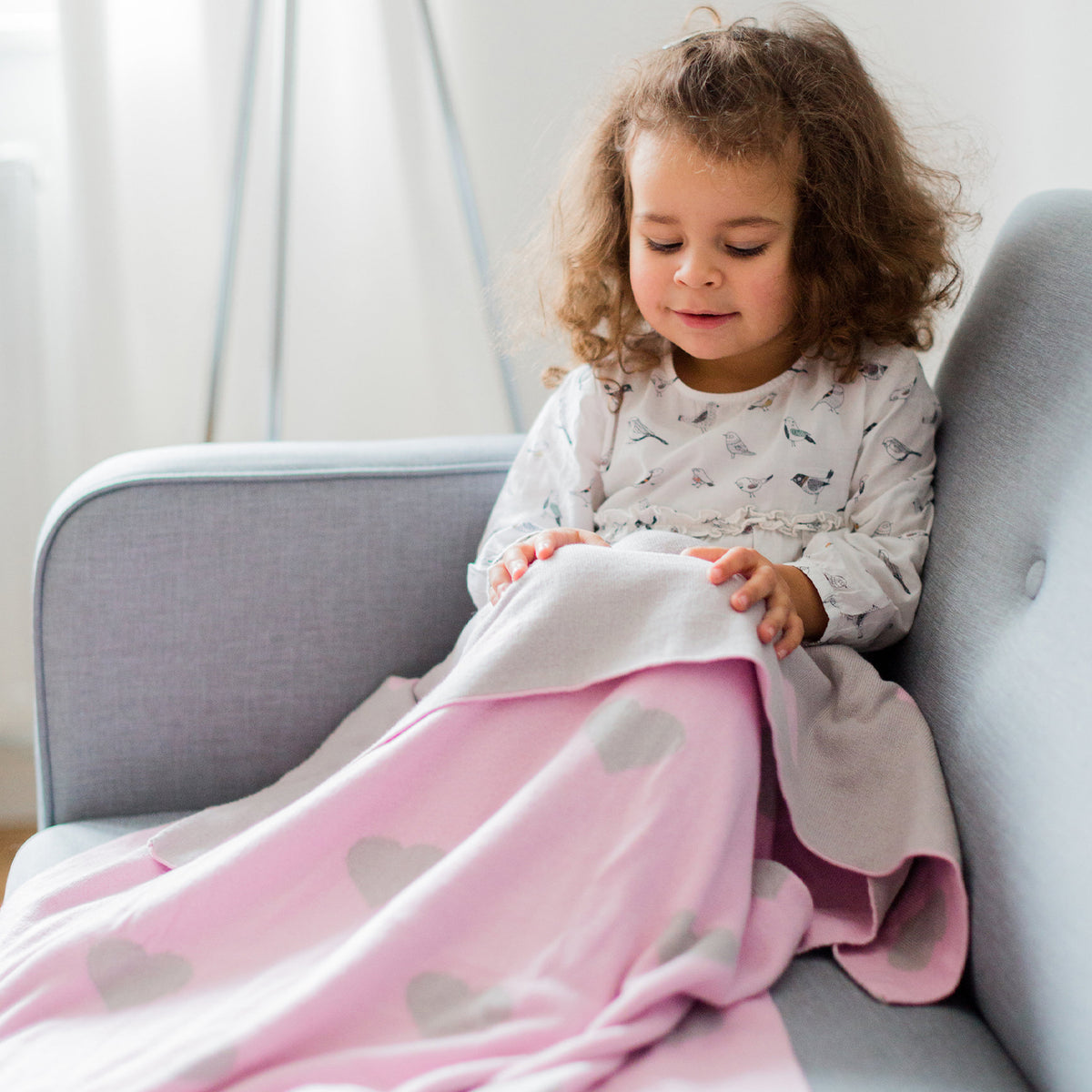 Strickdecke für Babys und Kinder 80 x 100 cm Herzen von Kindsgut – Anwendungsbild 2