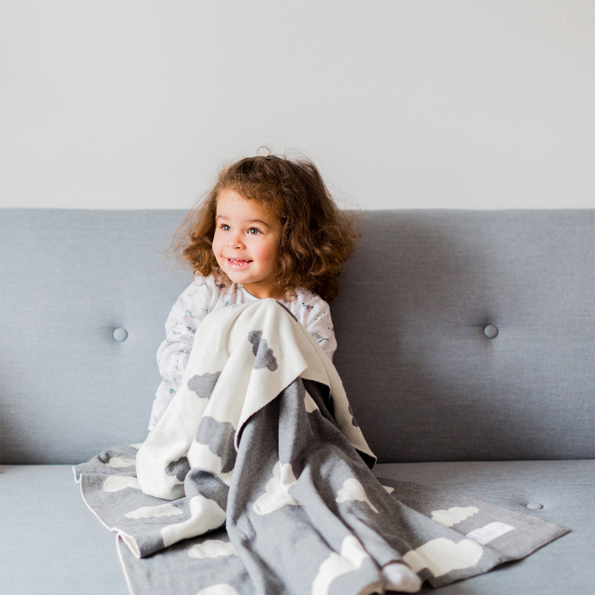 Strickdecke für Babys und Kinder 80 x 100 cm Wolken von Kindsgut – Anwendungsbild 2