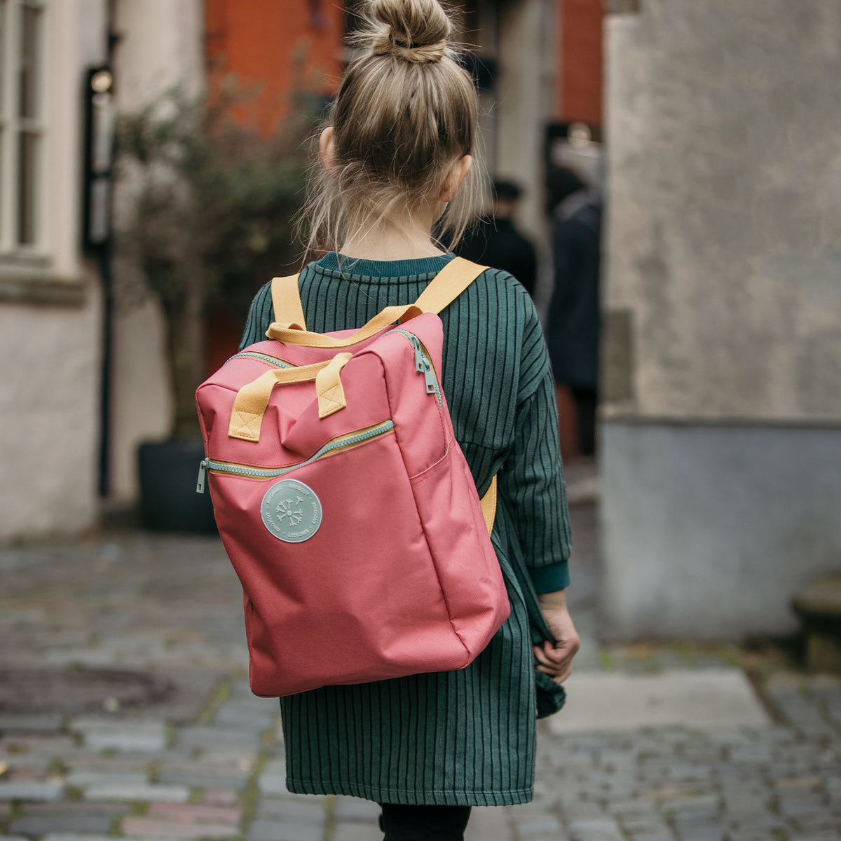 Kinderrucksack aus recycelten PET-Flaschen Maxi Altrosa von Kindsgut – Anwendungsbild 2