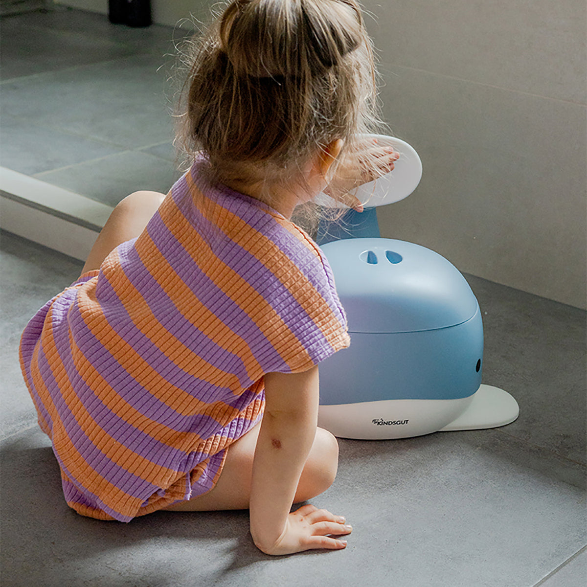 Kindertöpfchen Wal Taubenblau von Kindsgut – Anwendungsbild 2