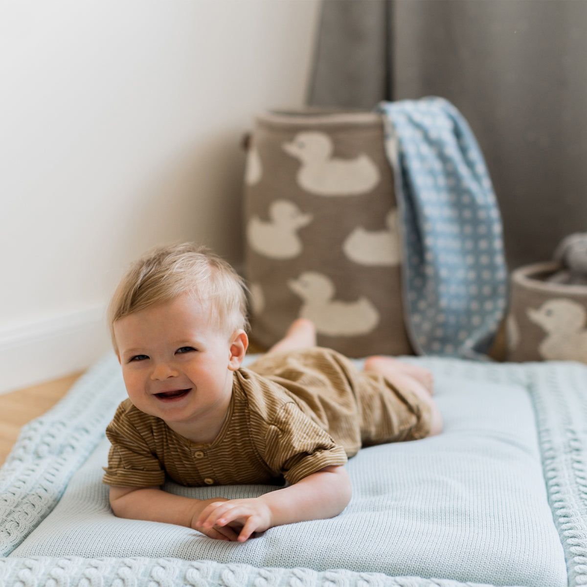 Krabbeldecke für Babys Hellblau von Kindsgut – Anwendungsbild 2