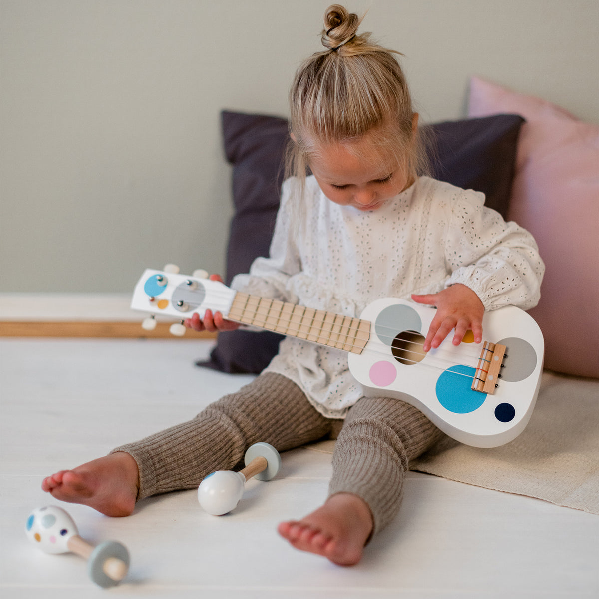 Musikinstrumenten-Set aus Holz Punkte von Kindsgut – Anwendungsbild 4