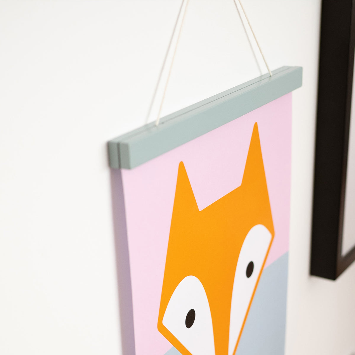 Magnetische Posterleiste Holz 30 x 40 cm Aquamarin von Kindsgut – Anwendungsbild 4