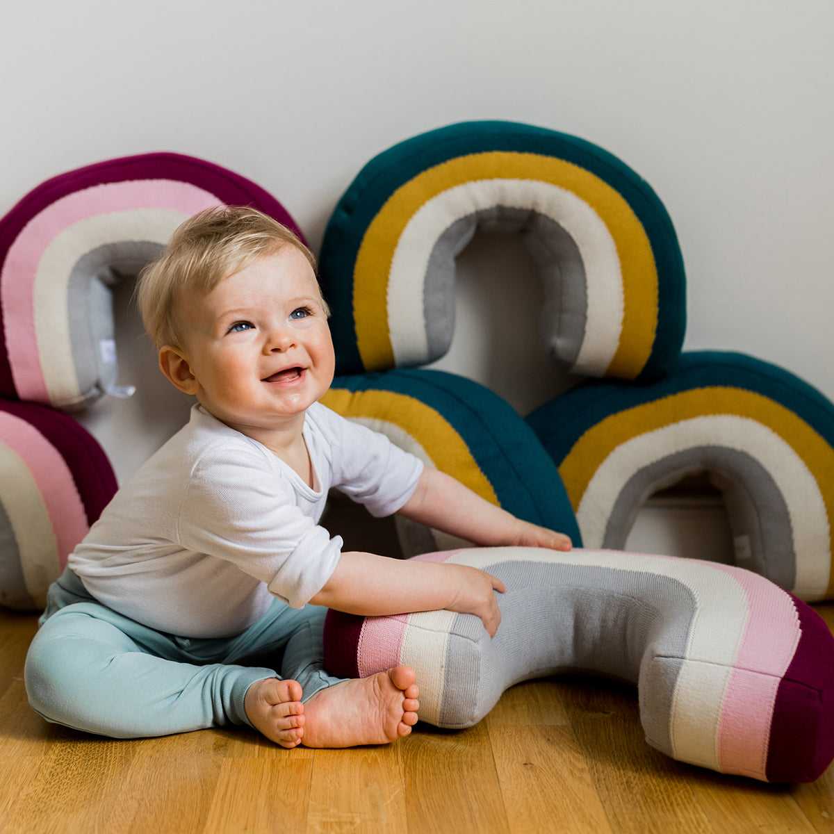 Regenbogenkissen für Kinder Alma von Kindsgut – Anwendungsbild 4