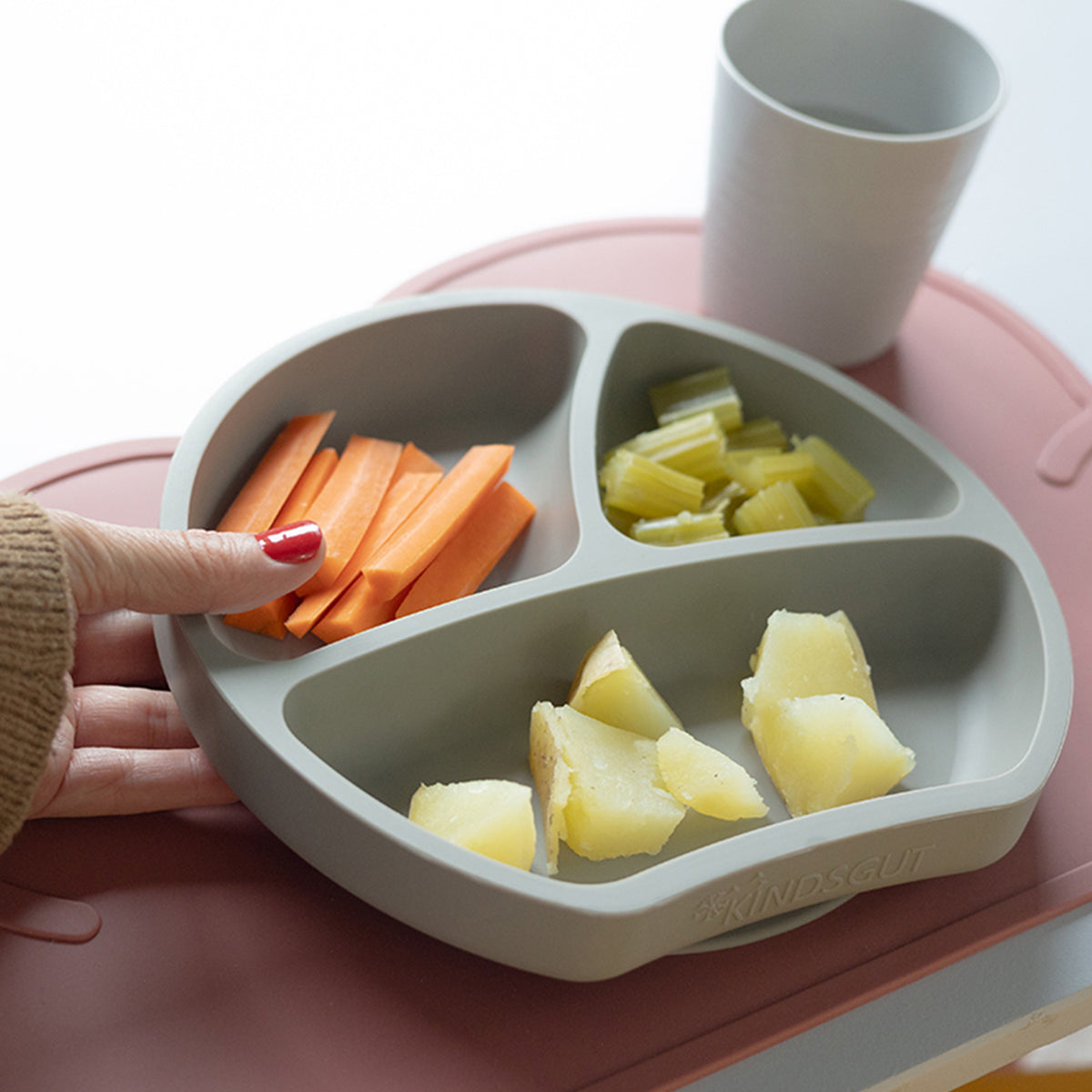Silikon-Teller mit Saugnapf Taupe von Kindsgut – Anwendungsbild 2