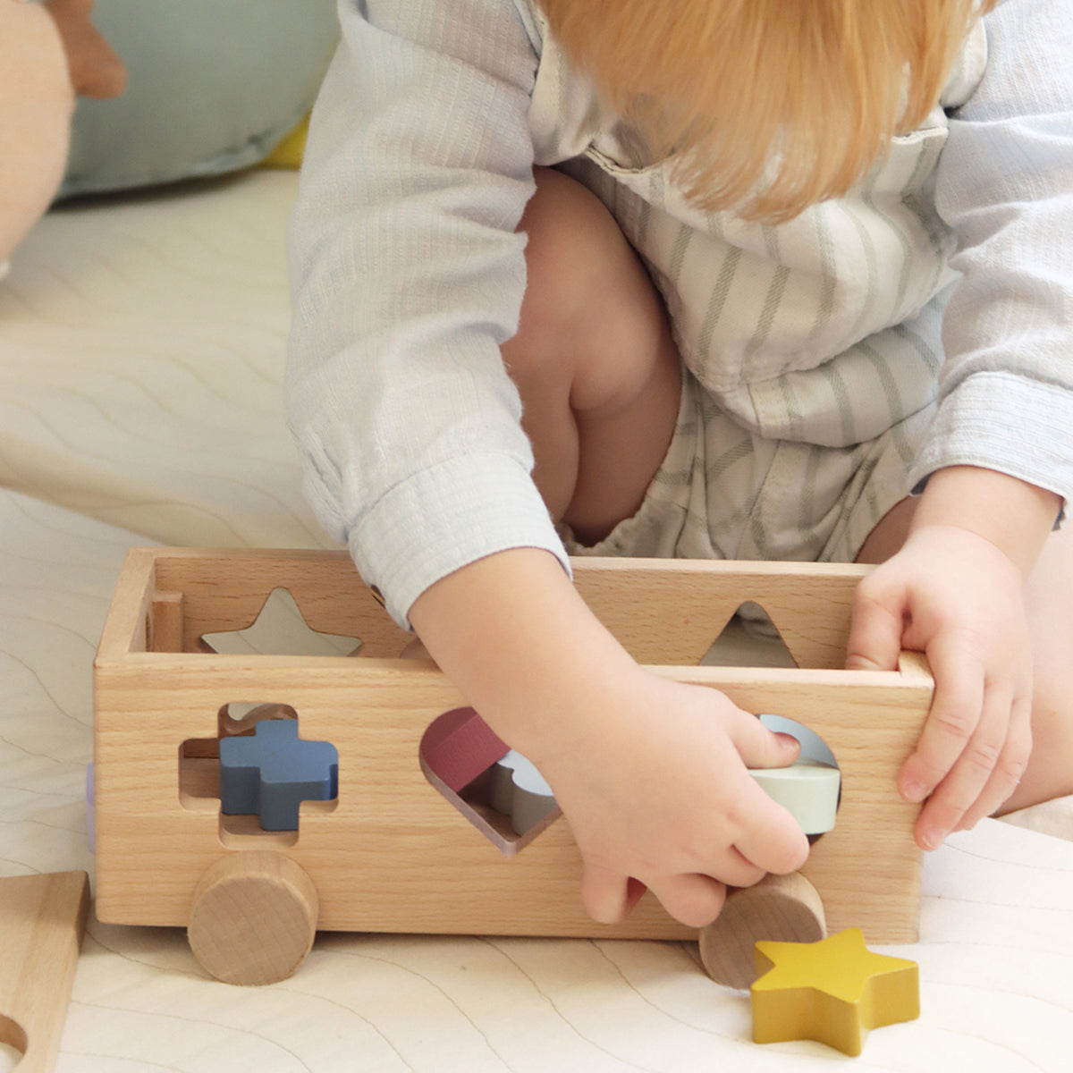 Steckspiel Auto aus Holz von Kindsgut – Anwendungsbild 2