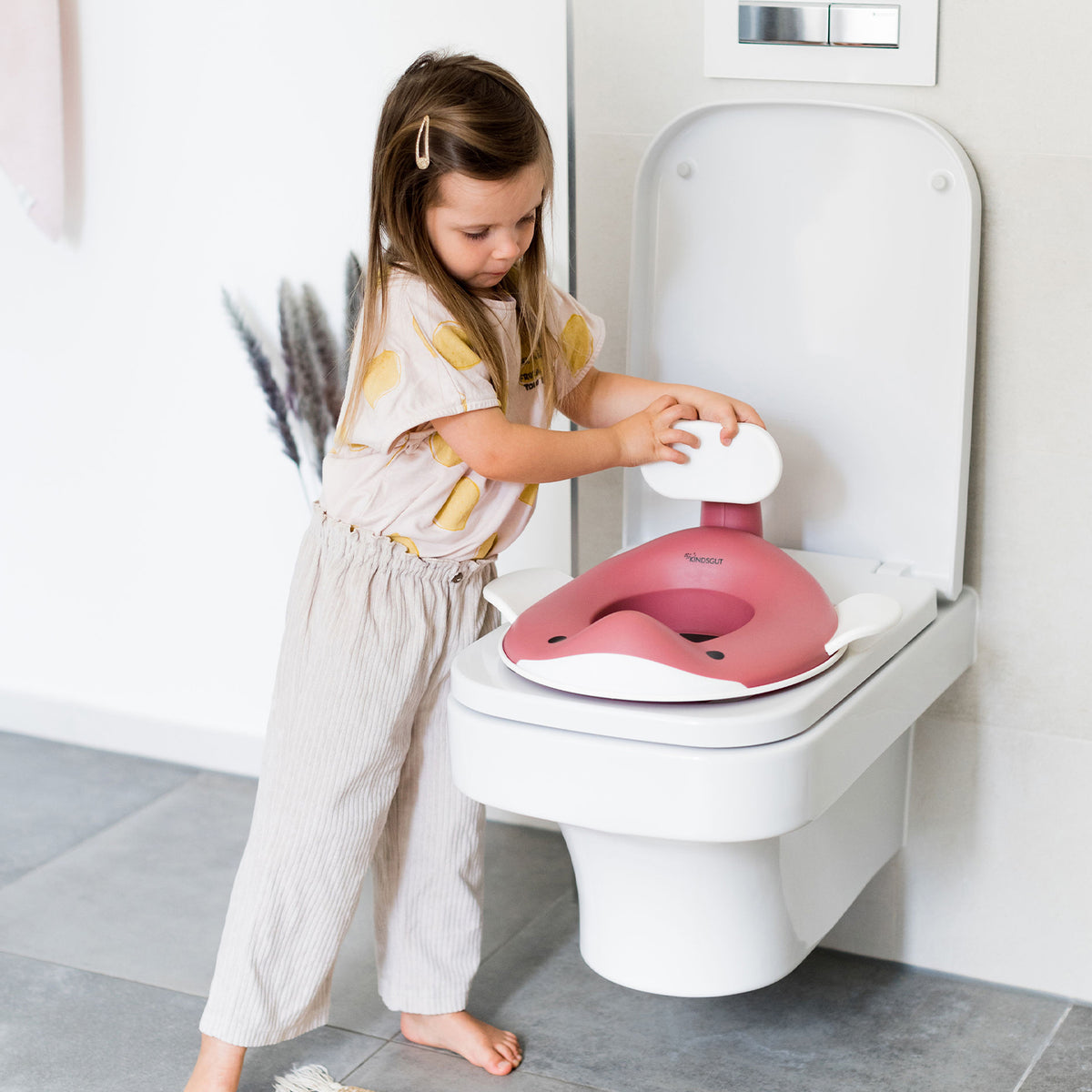 Toilettensitz für Kinder Wal Altrosa von Kindsgut – Anwendungsbild 2