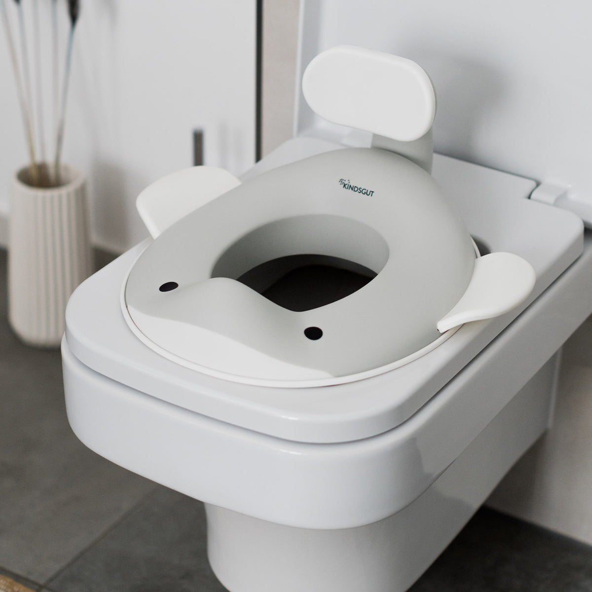 Toilettensitz für Kinder Wal Hellgrau von Kindsgut – Anwendungsbild 3
