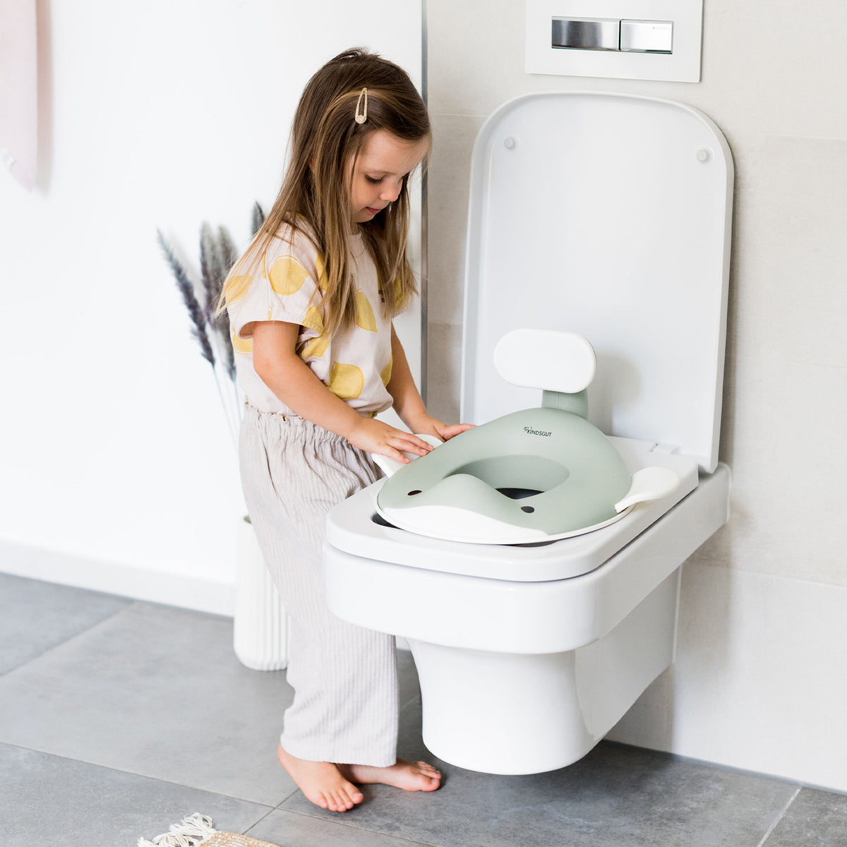 Toilettensitz für Kinder Wal Pistazie von Kindsgut – Anwendungsbild 2