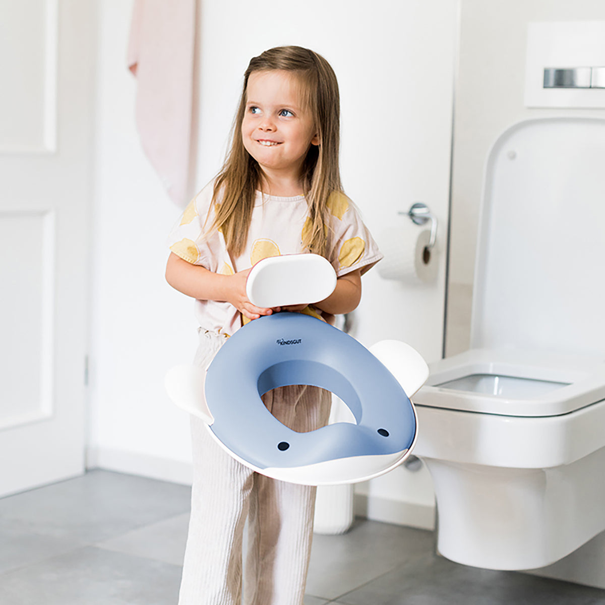 Toilettensitz für Kinder Wal Taubenblau von Kindsgut – Anwendungsbild 2