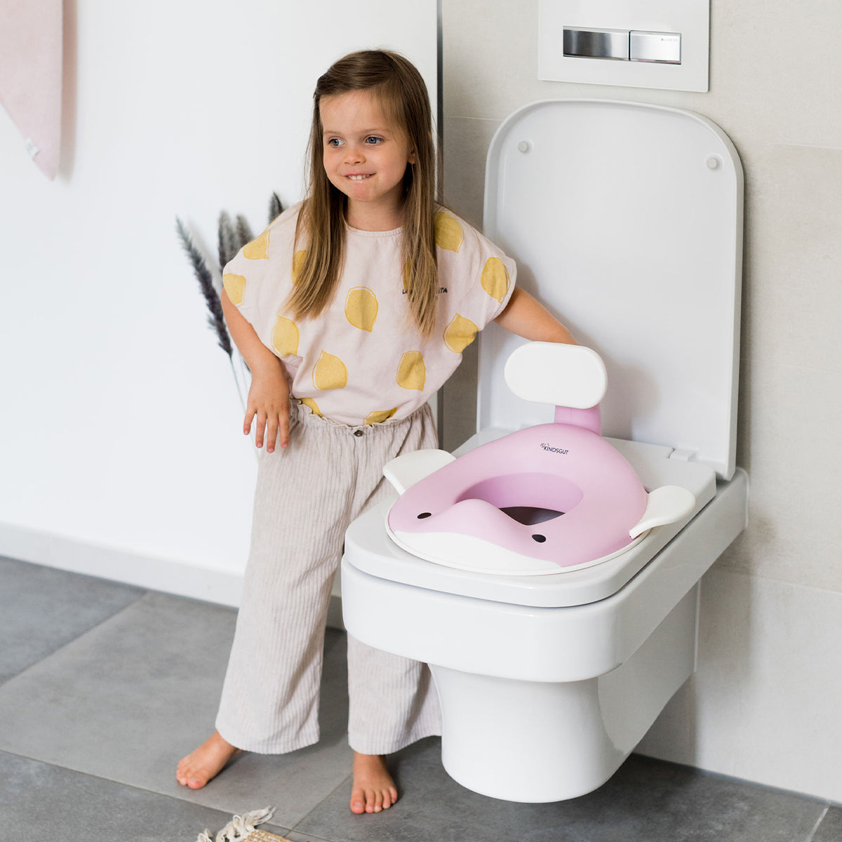 Toilettensitz für Kinder Wal Zartrosa von Kindsgut – Anwendungsbild 2