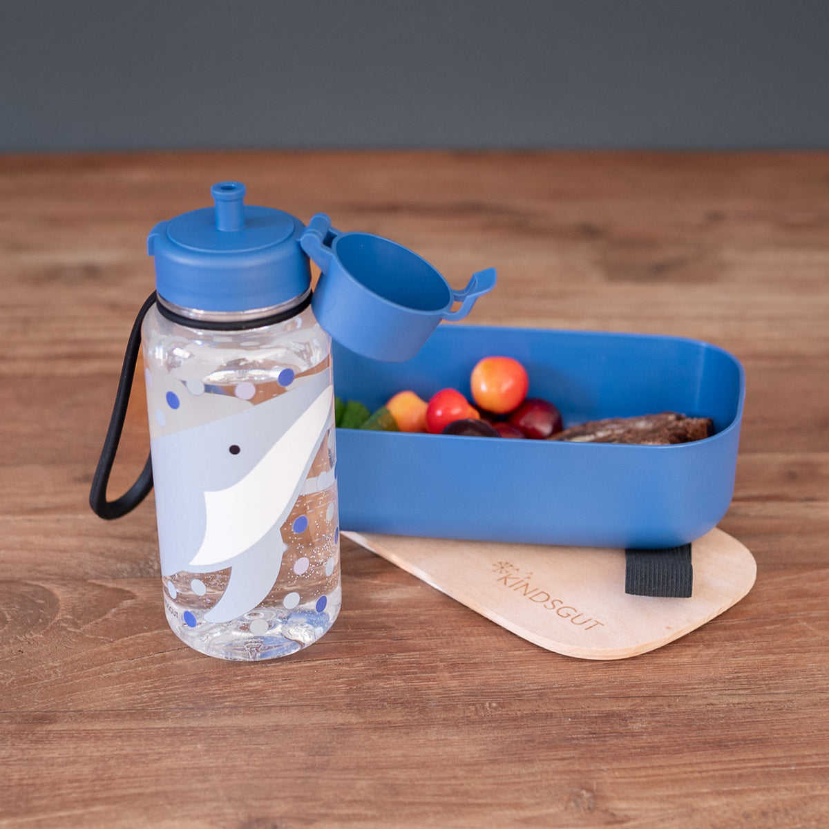 Kindertrinkflasche Tritan 400 ml Wal von Kindsgut – Anwendungsbild 3