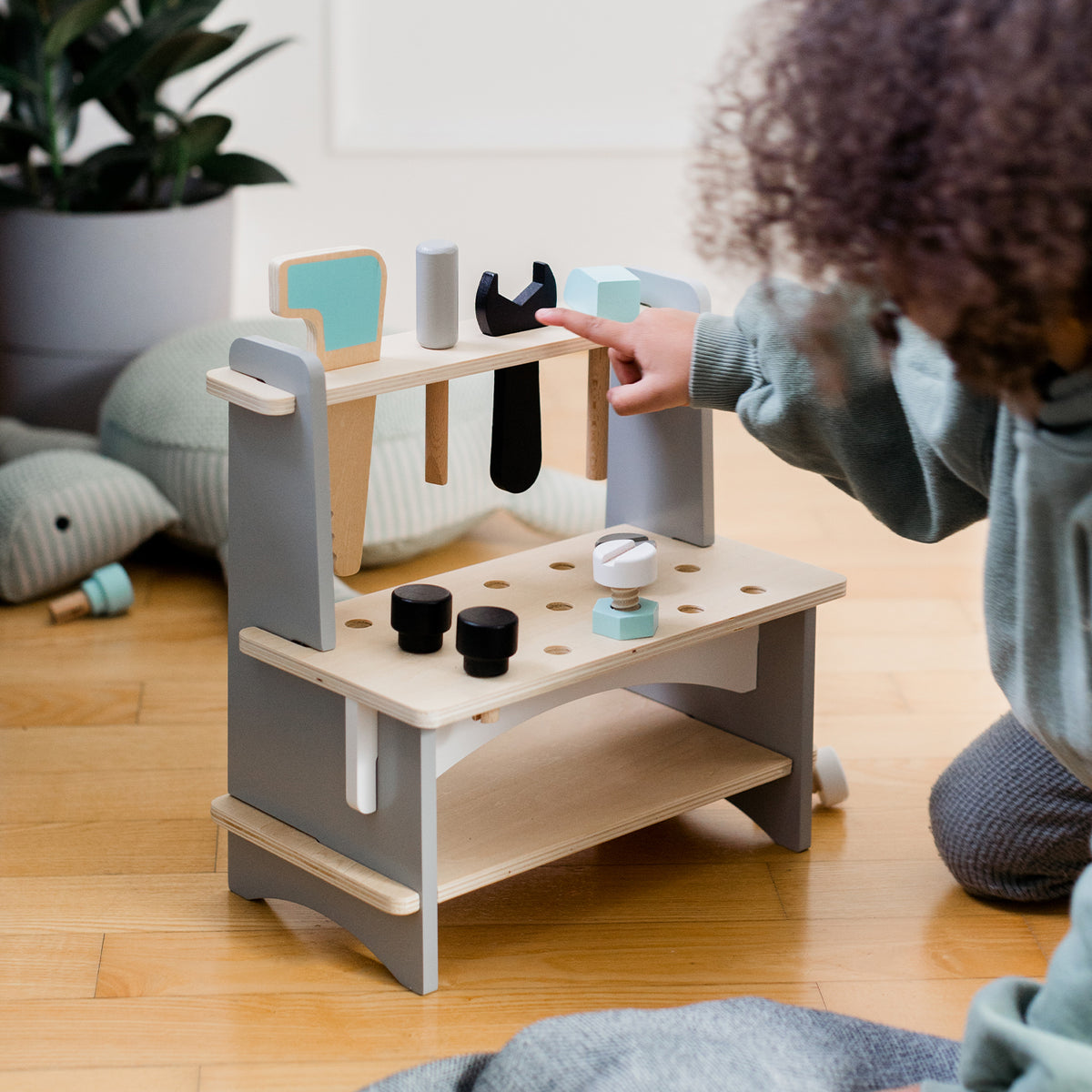 Kinderwerkbank aus Holz 25-teilig von Kindsgut – Anwendungsbild 3