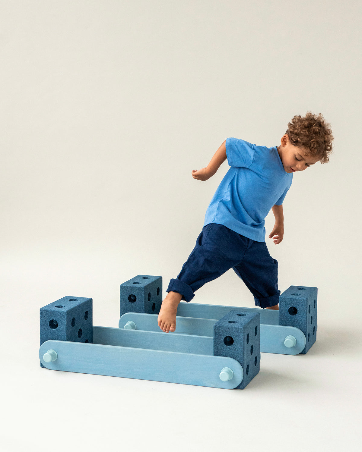 MODU Balance Track: Balancierstrecke aus Holzbalken und Schaumstoffblöcken, Blue, Ansicht 5
