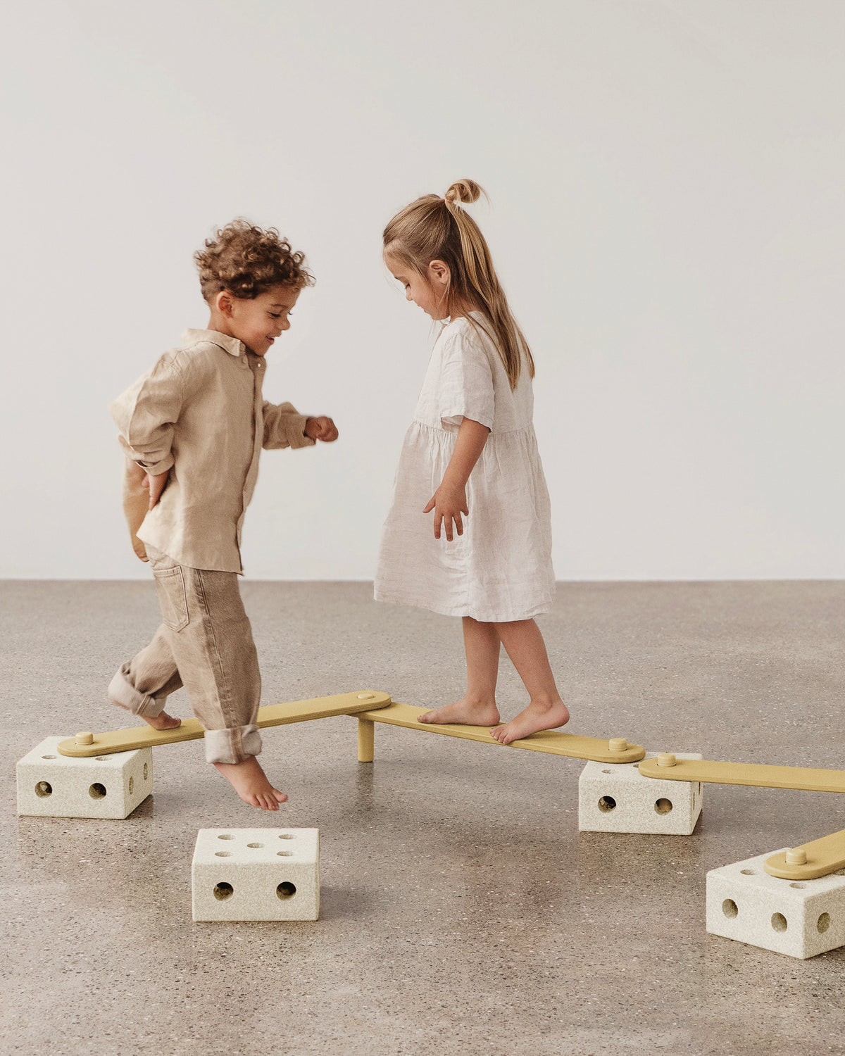MODU Balance Track: Balancierstrecke aus Holzbalken und Schaumstoffblöcken, Sand, Ansicht 2