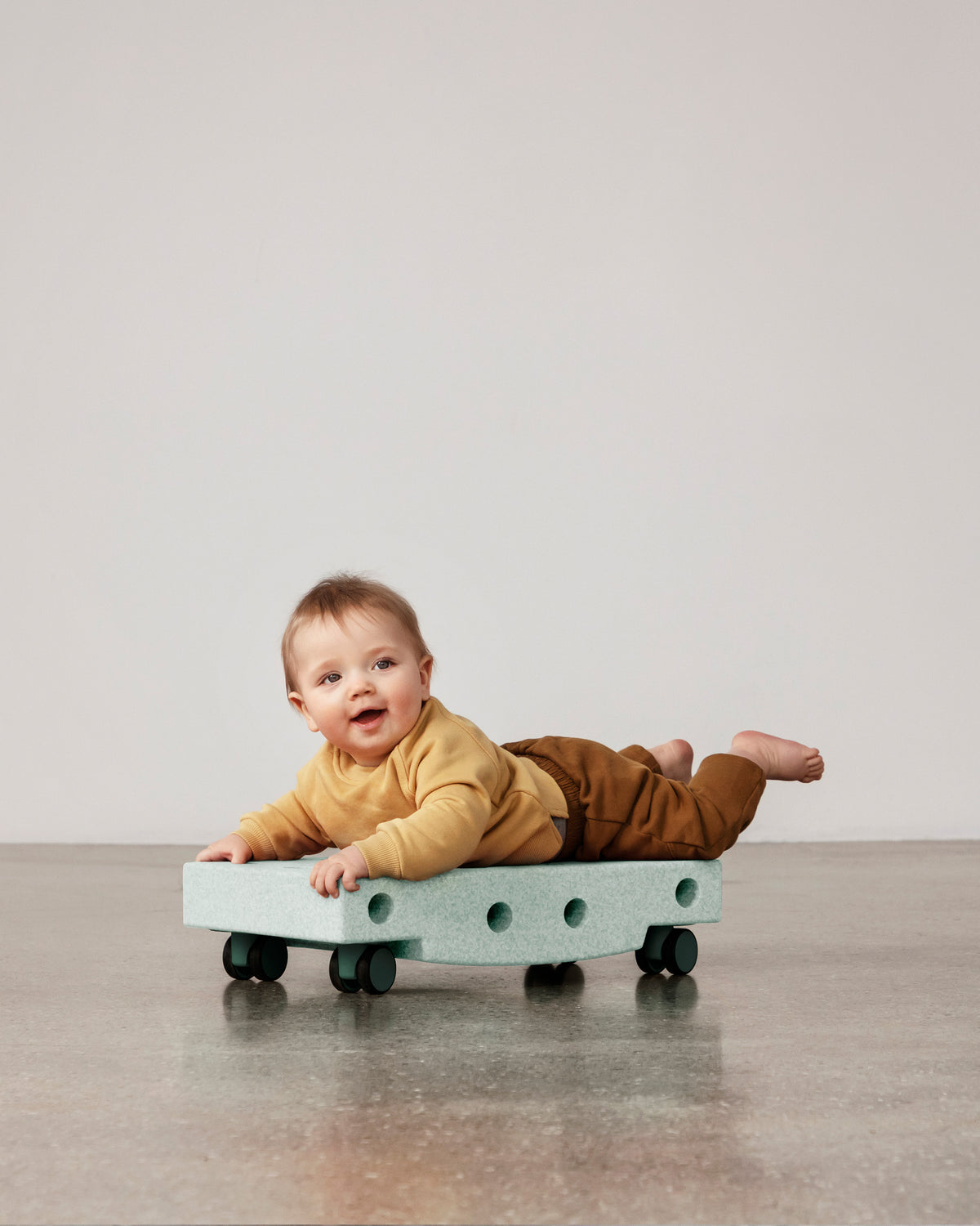 MODU Scooter Board: Rollbrett aus Schaumstoffblock mit vier Drehrollen, Mint, Ansicht 2