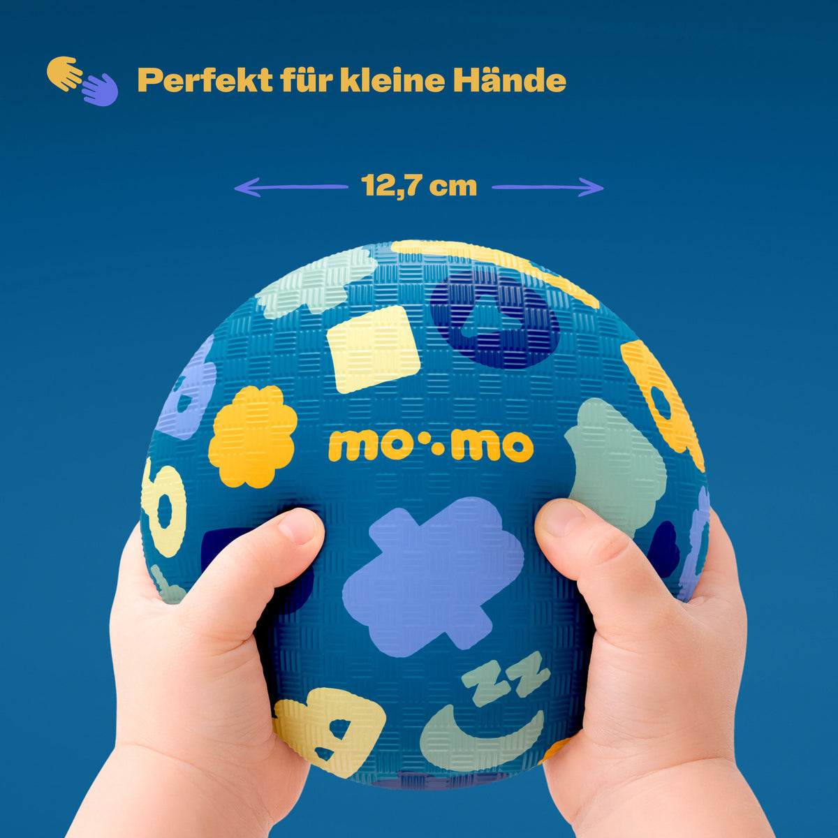 mo:mo Bouncing Buddy Spielball aus Naturkautschuk in Kinderhand, Aqua, Ansicht 3