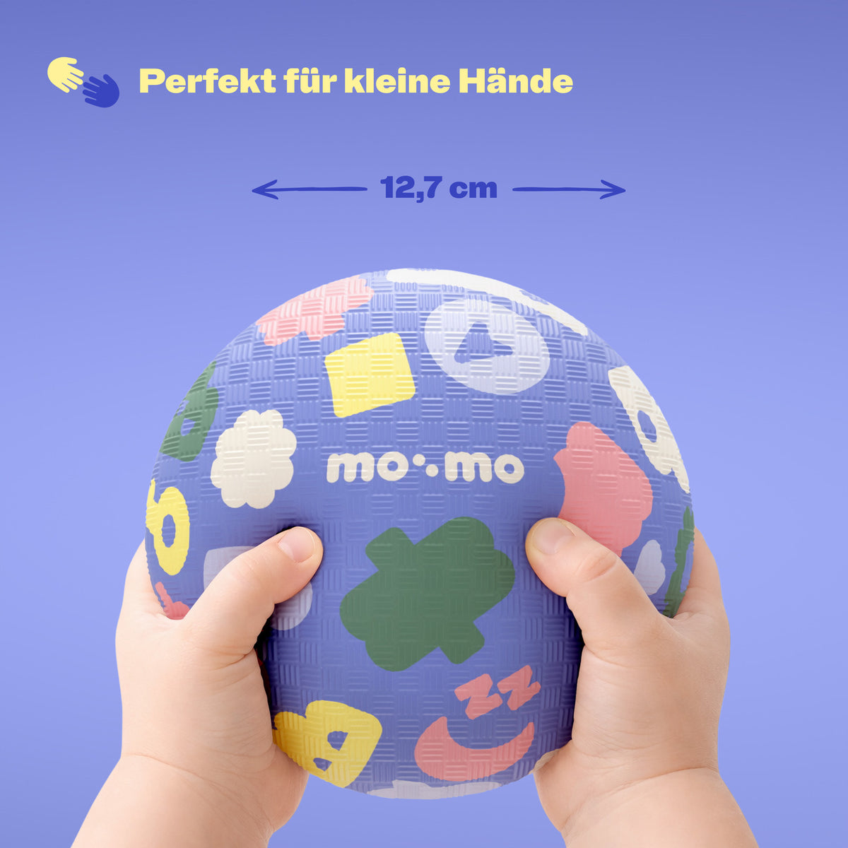 mo:mo Bouncing Buddy Spielball aus Naturkautschuk in Kinderhand, Blueberry, Ansicht 3