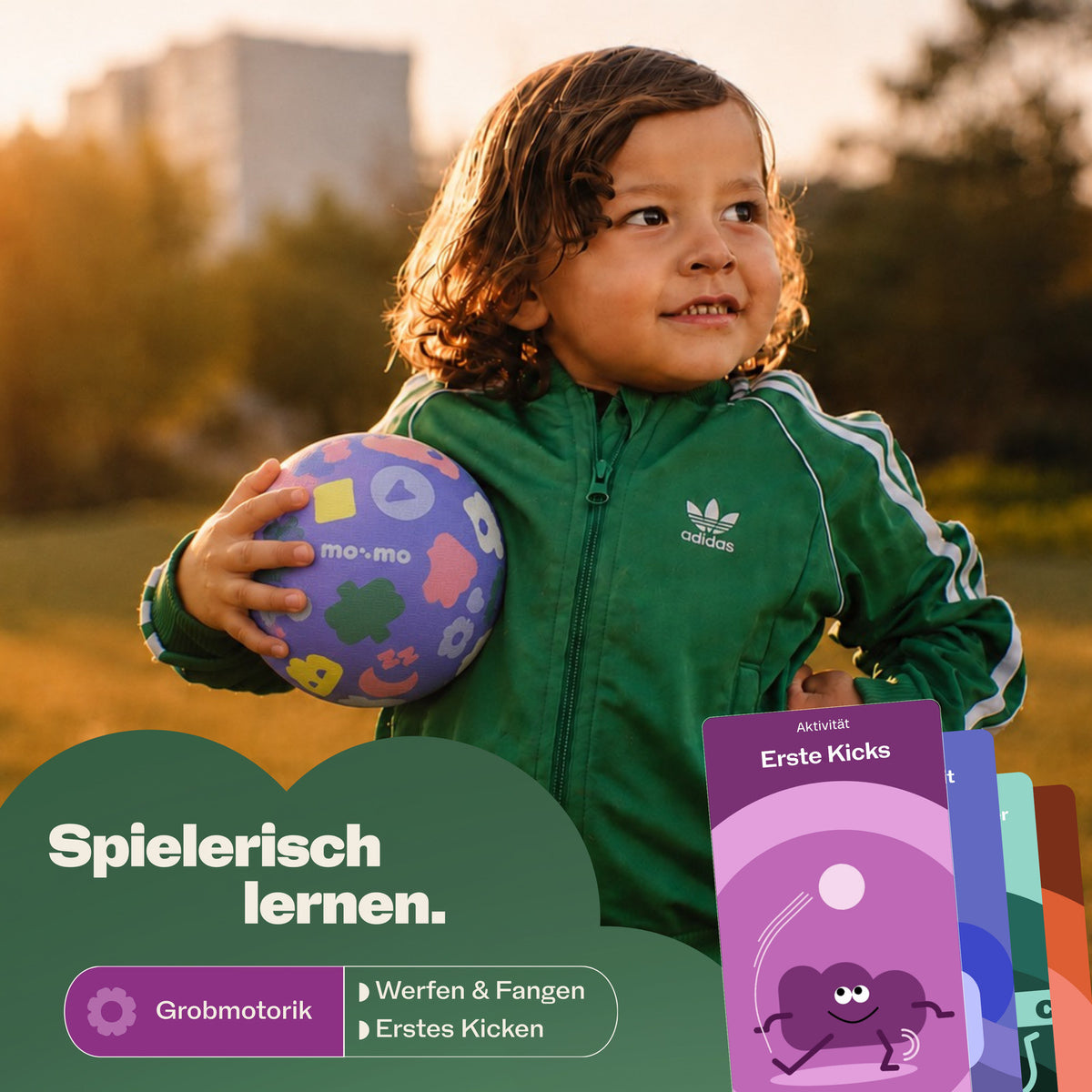mo:mo Bouncing Buddy Spielball aus Naturkautschuk in Kinderhand, Blueberry, Ansicht 4