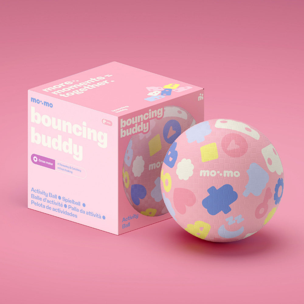 mo:mo Bouncing Buddy Spielball aus Naturkautschuk in Kinderhand, Candy, Ansicht 2
