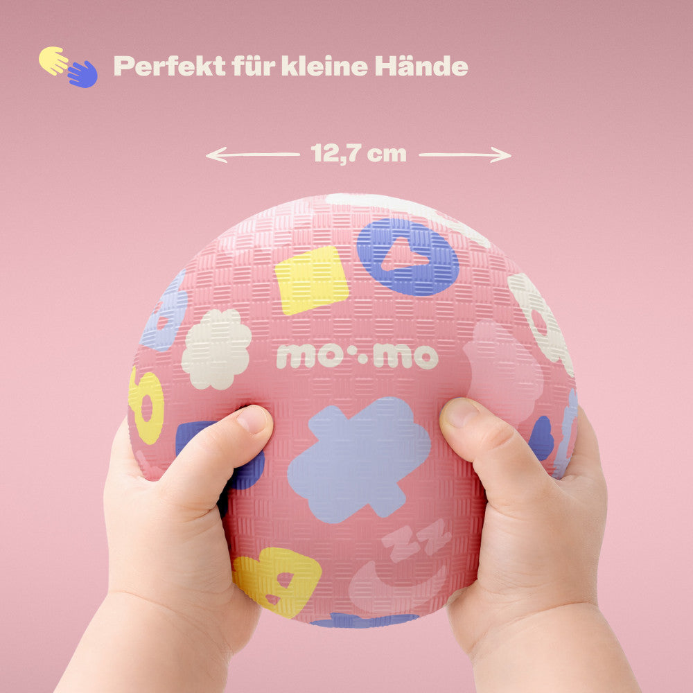 mo:mo Bouncing Buddy Spielball aus Naturkautschuk in Kinderhand, Candy, Ansicht 3