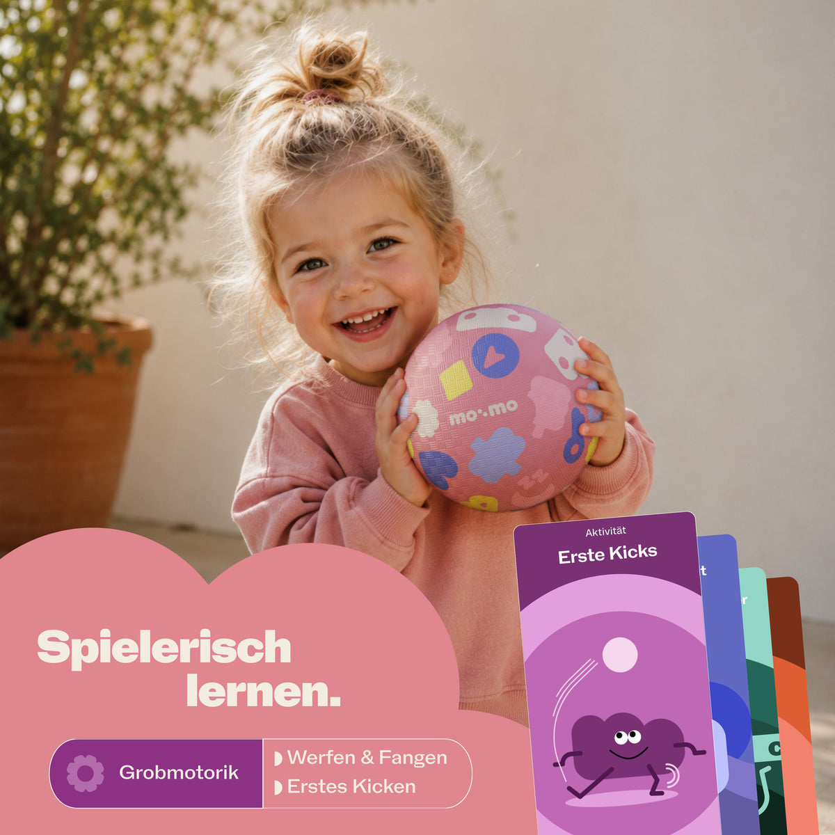 mo:mo Bouncing Buddy Spielball aus Naturkautschuk in Kinderhand, Candy, Ansicht 4