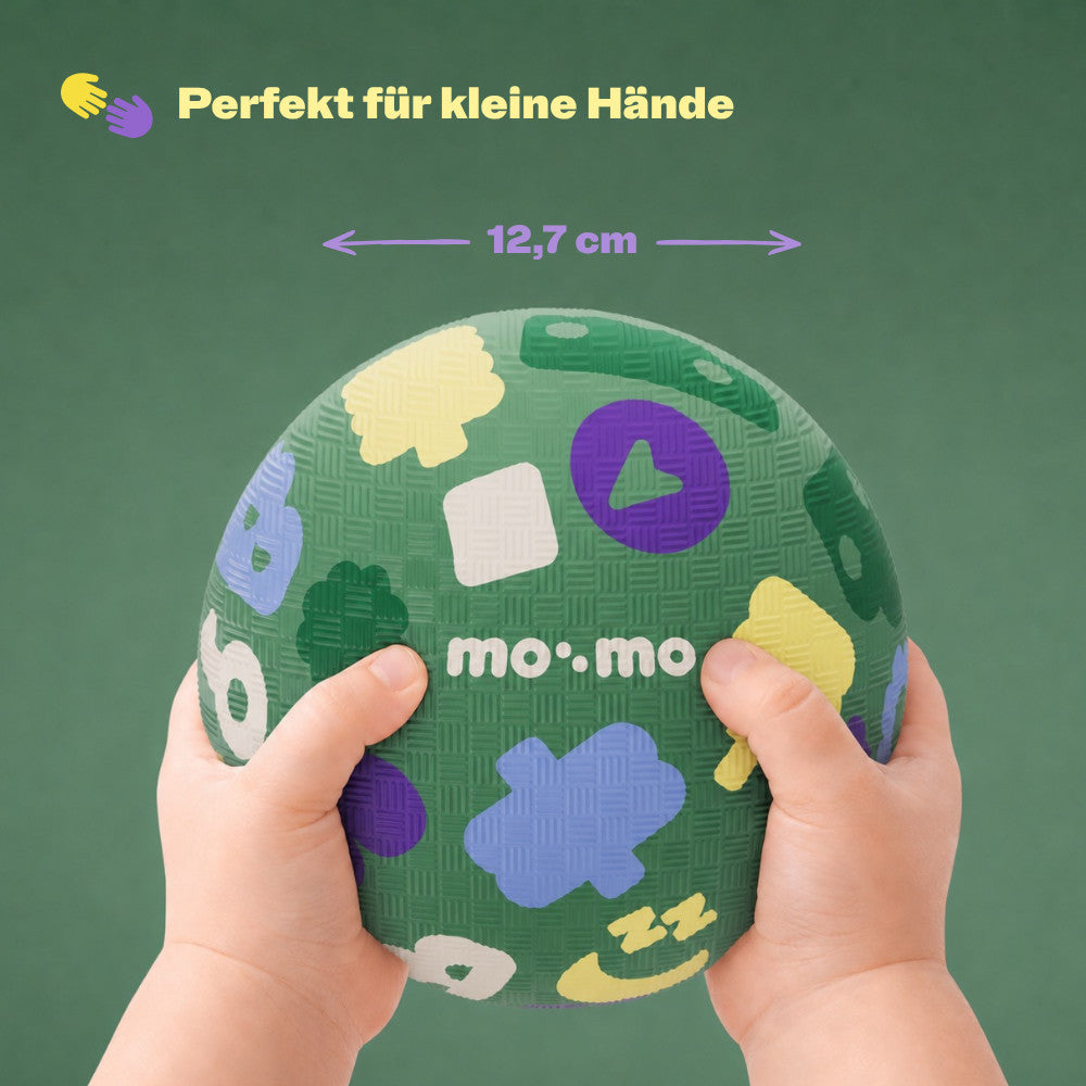 mo:mo Bouncing Buddy Spielball aus Naturkautschuk in Kinderhand, Spinach, Ansicht 3