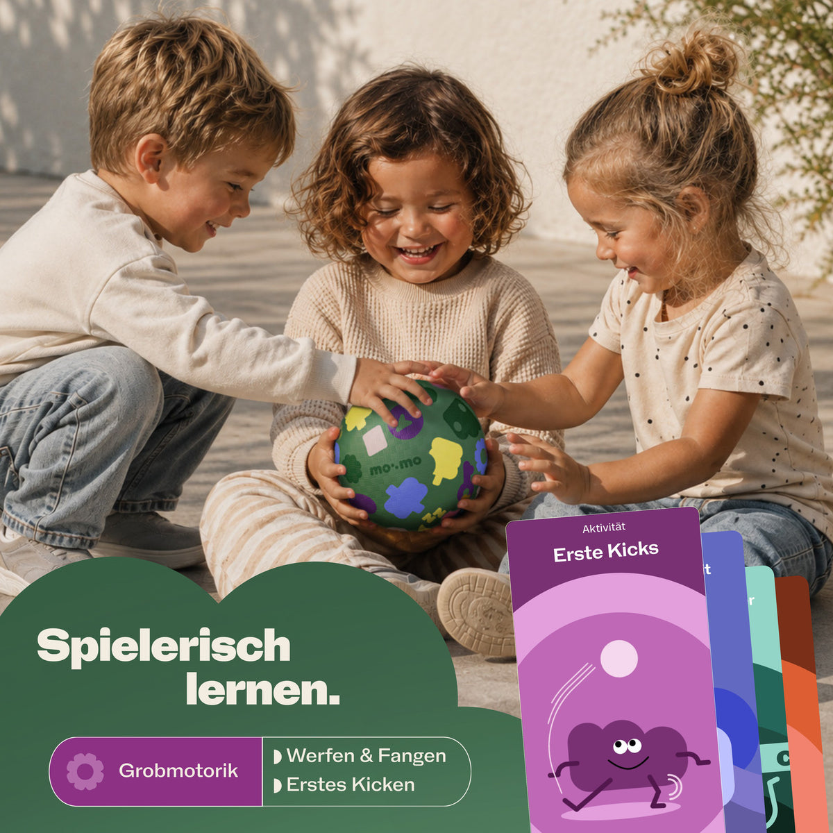 mo:mo Bouncing Buddy Spielball aus Naturkautschuk in Kinderhand, Spinach, Ansicht 4