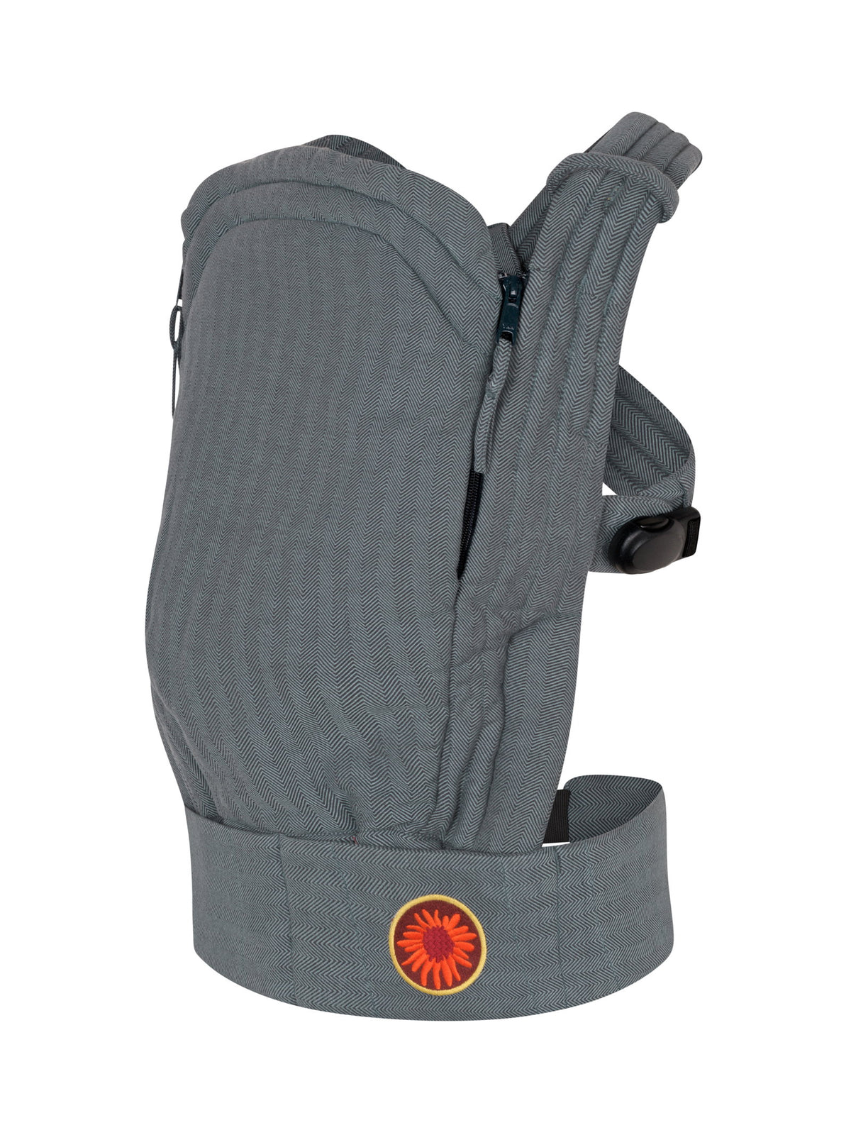 Moova Balance Babytrage aus Bio-Baumwolle mit Baby in Bauchtrageposition, Atlantic Herringbone