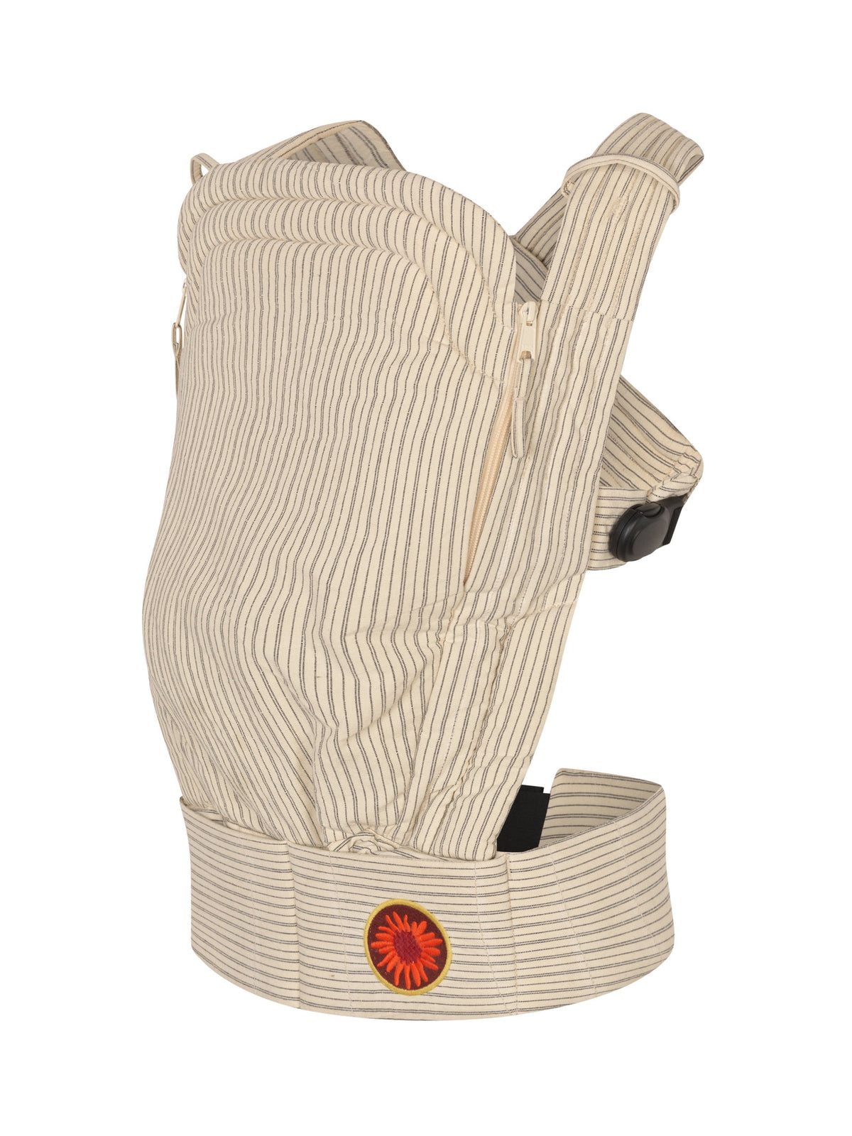 Moova Balance Babytrage aus Bio-Baumwolle mit Baby in Bauchtrageposition, Fine Lines