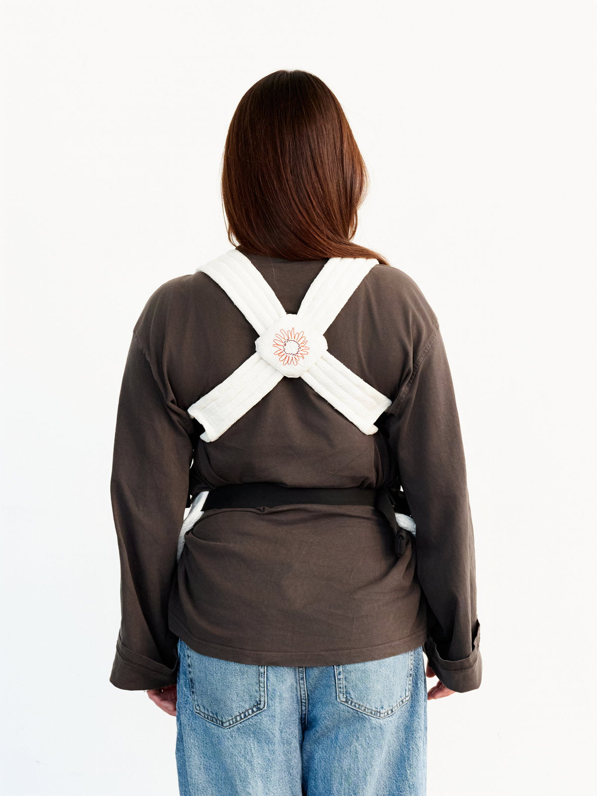 Moova Balance Babytrage aus Bio-Baumwolle mit Baby in Bauchtrageposition, Soft Sand, Ansicht 5