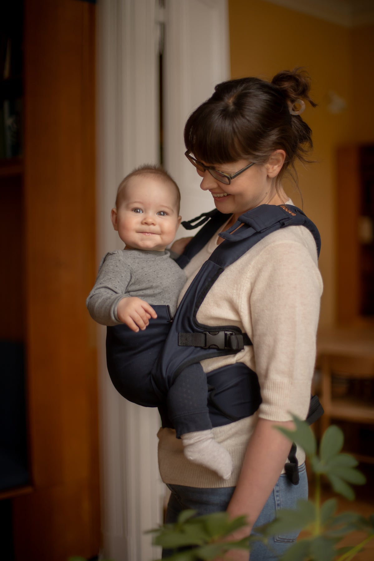 Moova Babytrage mit offenem Rückenteil und Baby in Bauchtrageposition, Blau, Ansicht 6