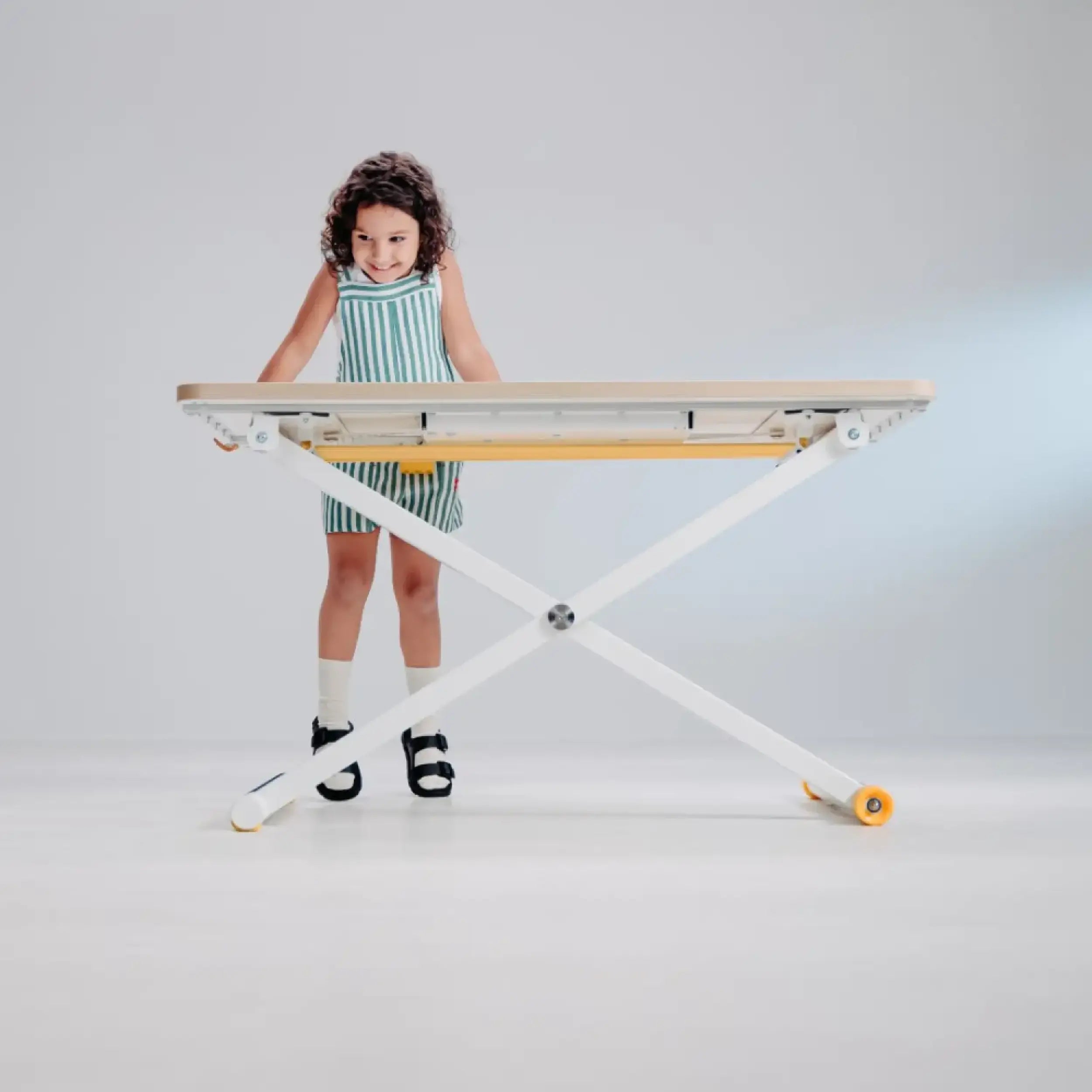 Poptop Ideenstudio - Kinderschreibtisch Lampe Papierhalter mit Rolle & Stiftehalter