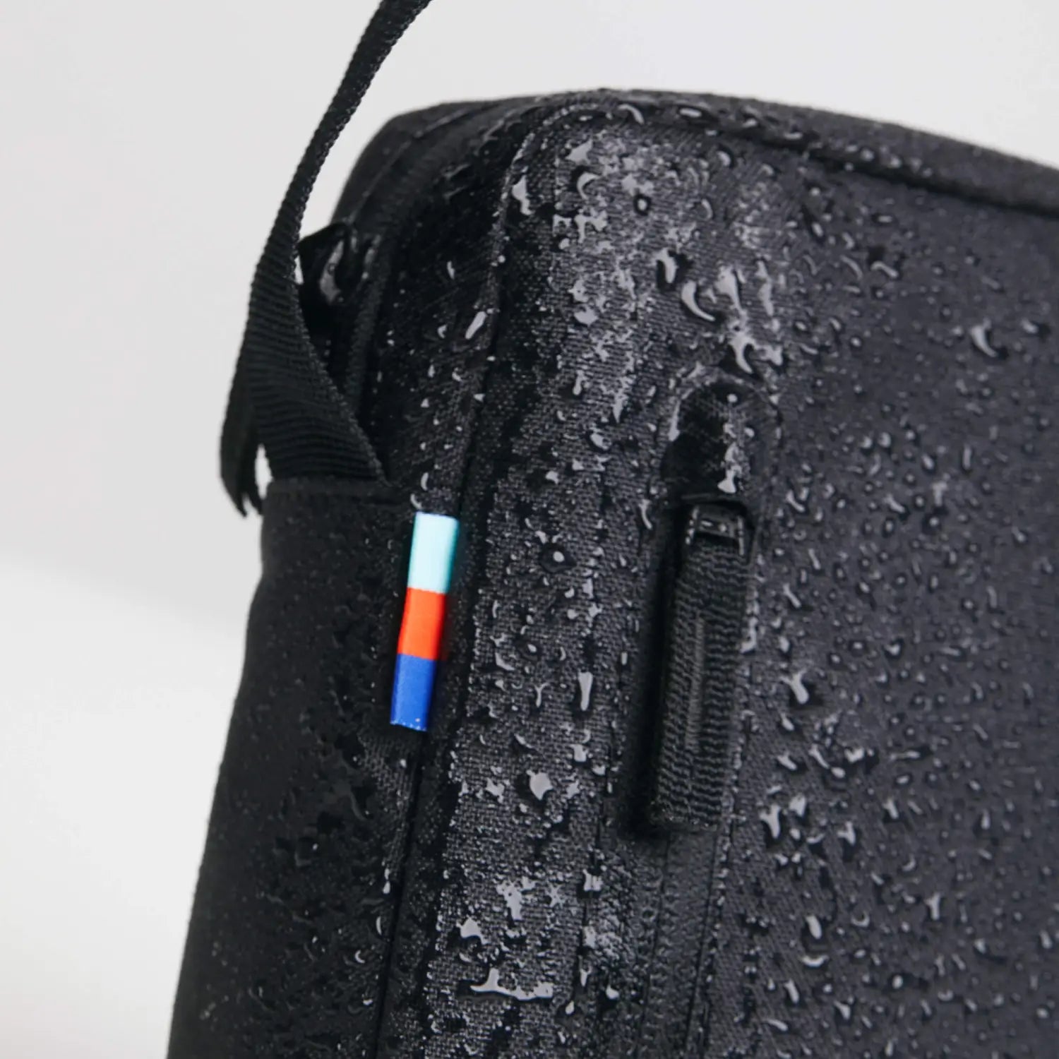 PUSHER BAG schwarz – nachhaltige Bauchtasche aus recyceltem Material