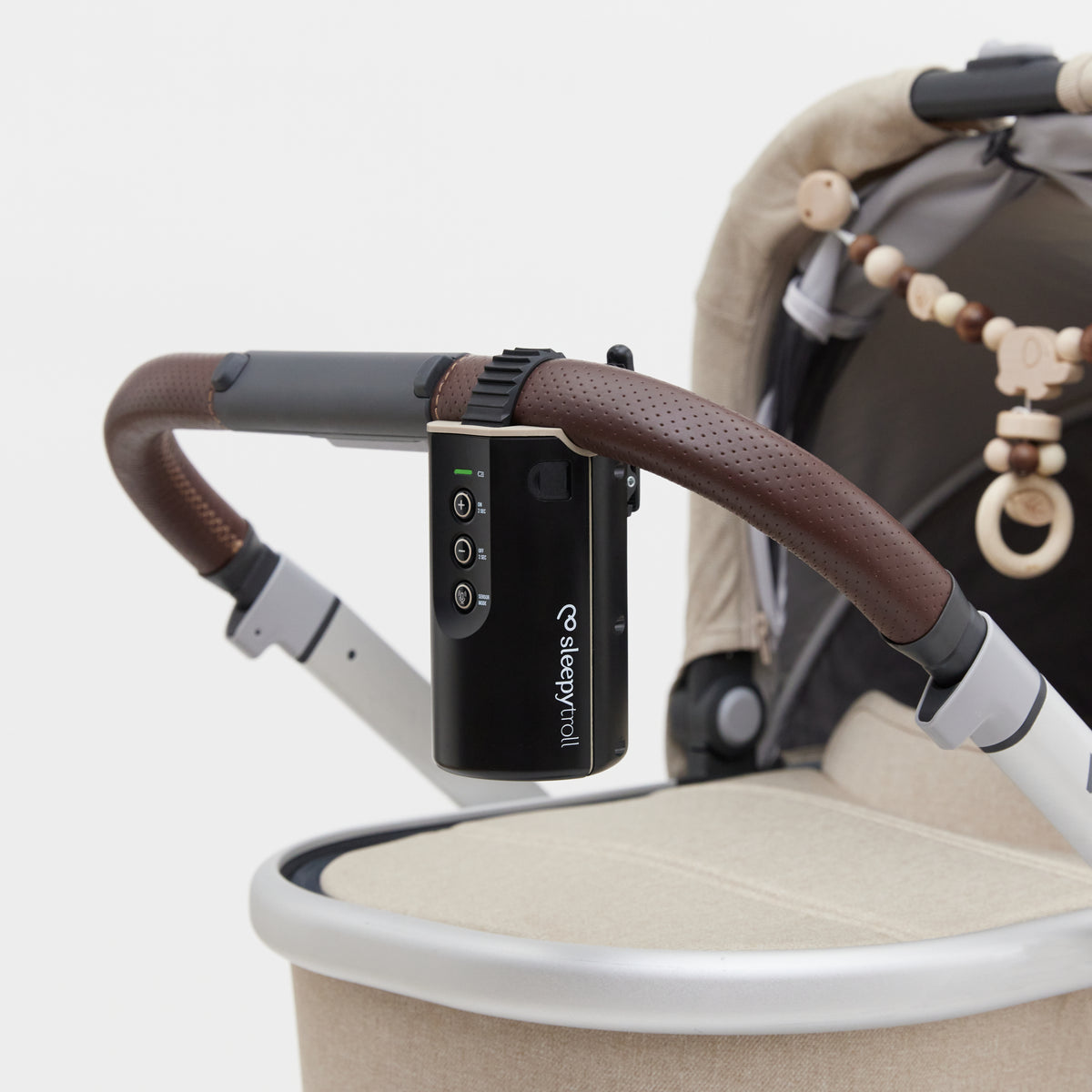 Sleepytroll Baby Rocker Gen 2 am Schieber eines Kinderwagens befestigt, Ansicht 2