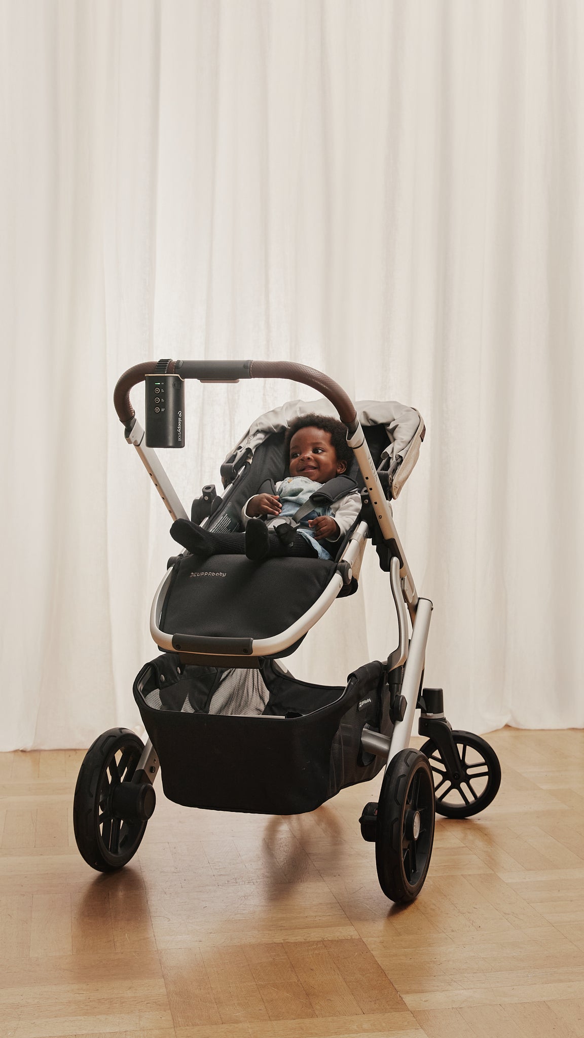 Sleepytroll Baby Rocker Gen 2 am Schieber eines Kinderwagens befestigt, Ansicht 3
