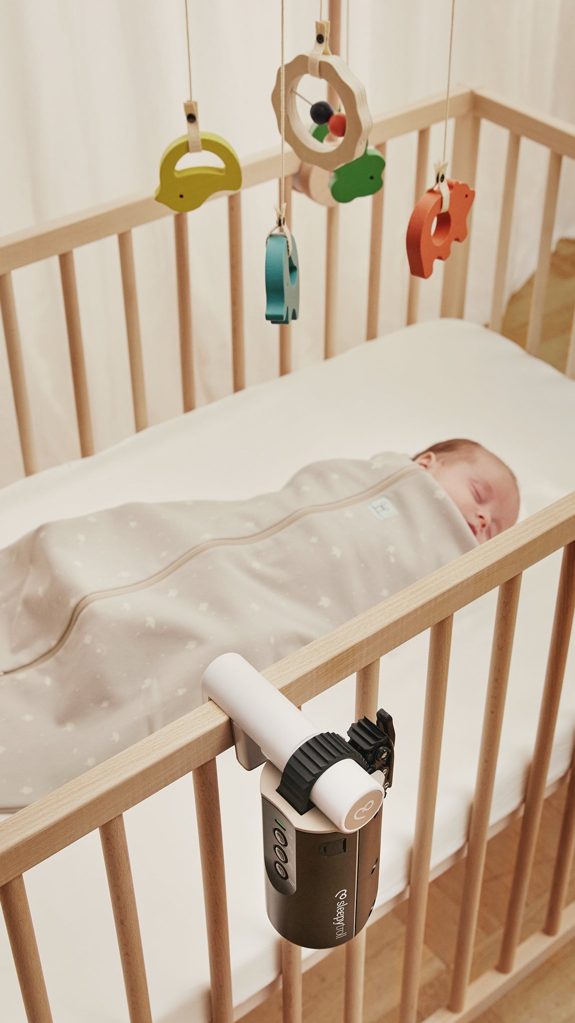 Sleepytroll Bed Adapter am Holzbein eines Babybetts mit Baby Rocker, Ansicht 2